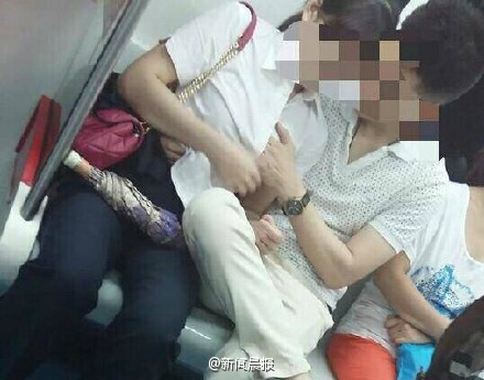 沈阳地铁一号线内,一男一女相互依偎,做出不雅动作。