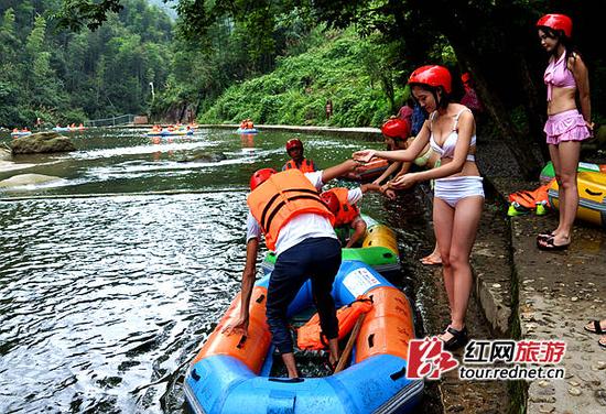 7月19日，湖南连云山漂流首现美女“护漂队”，护漂员们泳装上岗。姚冶摄