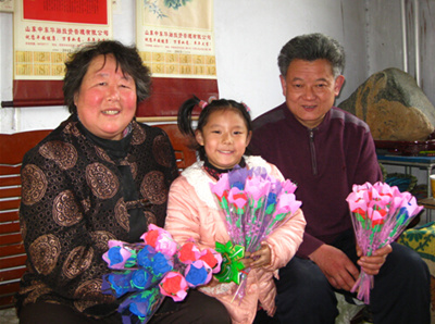 田麗夫婦與小書欣羊年全家福。圖片來源:萊蕪文明網