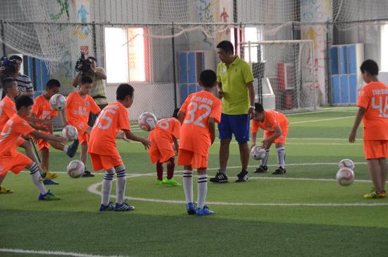 杨程足球俱乐部夏令营首期开营 报名火热进行