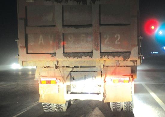 狂駛一路的渣土車在新田路口等紅燈時，終于露出了廬山真面目。