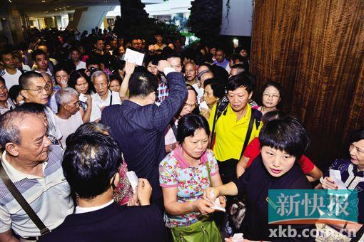 ■白天鹅宾馆宏图府早茶重开,市民排长队拿号。新快报记者宁彪/摄