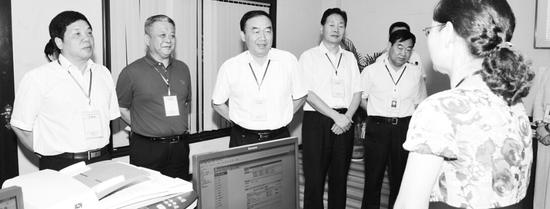 副省長徐濟超（左三）到省2015年普通高招錄取現(xiàn)場視察