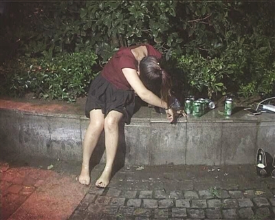 女子河边呕吐栽进河里 附近居民搭手相救