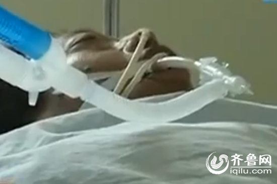 被蜱虫咬伤的村民目前脏器衰竭生命垂危(视频截图)