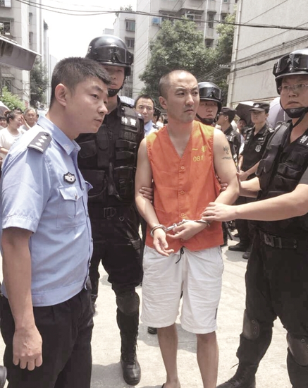 废弃防空洞现无名女尸 警方凭借凳子查找真凶