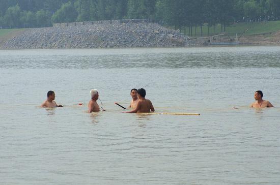 水上義務救援隊在黃河水域協助打撈兩個遇難孩子。