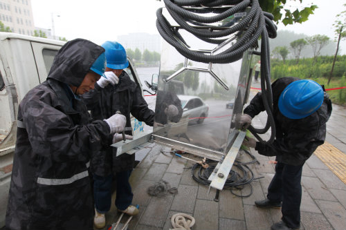 電建施工人員冒雨施工