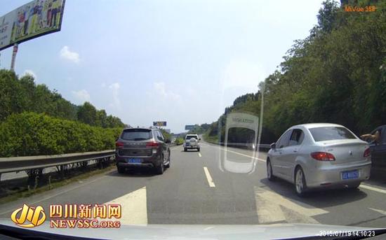 高速路上两车并排停车。行车记录仪截图