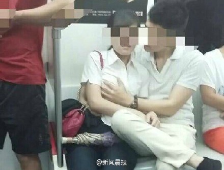 沈阳地铁一号线内,一男一女相互依偎,做出不雅动作。