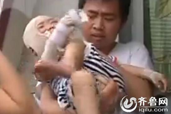 小昊昊被爸爸抱的時候一直喊疼