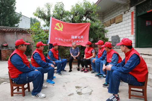 復員轉業軍人聆聽全國擁軍模范靳月英講述革命故事——申軍偉