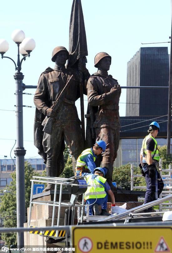 当地时间2015年7月19日，立陶宛维尔纽斯，工人准备移除苏联时期的雕塑。