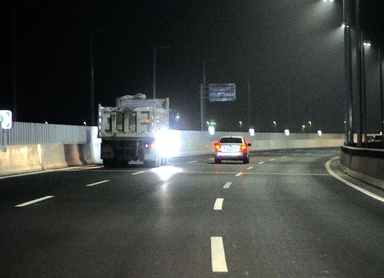 深夜的隴海高架上車輛稀少，渣土車也越開越瘋狂，一路見車就超。