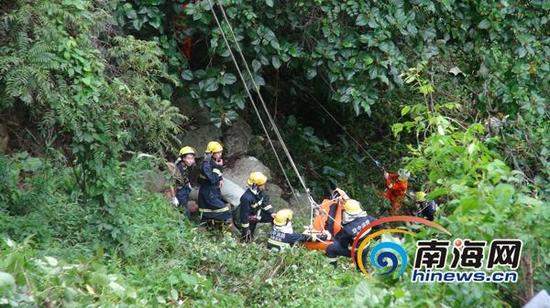 面包车失控冲下山崖1人被困