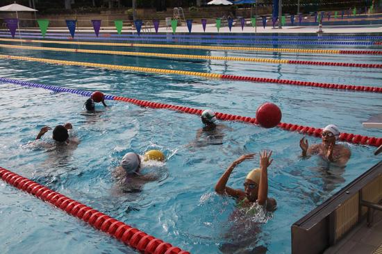 游泳训练、水中水中抛接球。