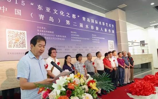 青岛日报社党委副书记、青岛报业传媒集团总经理王海涛主持开幕式