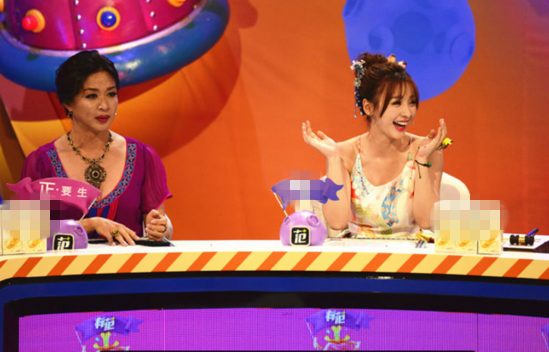 杨幂拍戏疑遭李易峰触胸 杨幂方回应:角度问题