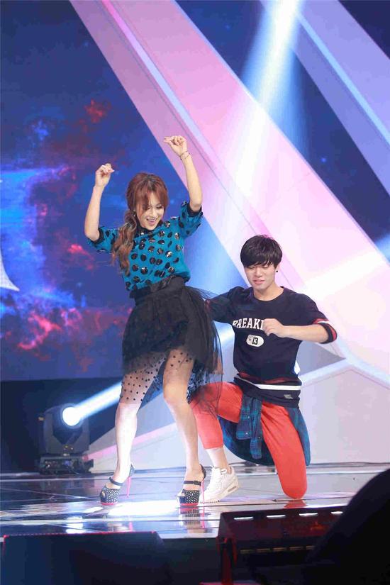 蔡妍与学员热舞