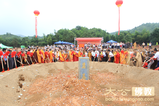 与会嘉宾共同为崇寿禅院奠基庆典法会挥锹培土