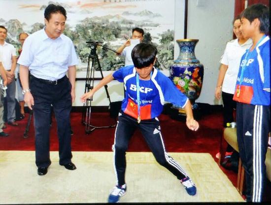 2015年7月20日,省委书记罗保铭,省委常委宣传部长许俊,省委常委、秘书长胡光辉等领导会见载誉归来的琼中女足队员们。姑娘们现场“秀”起了球技。海南日报记者王凯摄