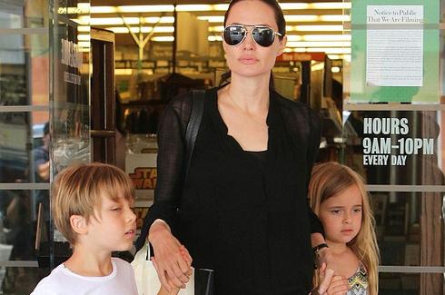 朱莉出街晒萌娃龙凤胎