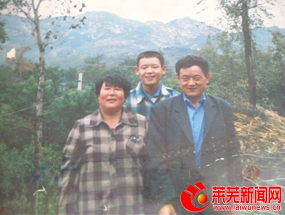 田麗夫婦與去世兒子的合影。每次說起兒子,田麗總會偷偷摸眼淚。