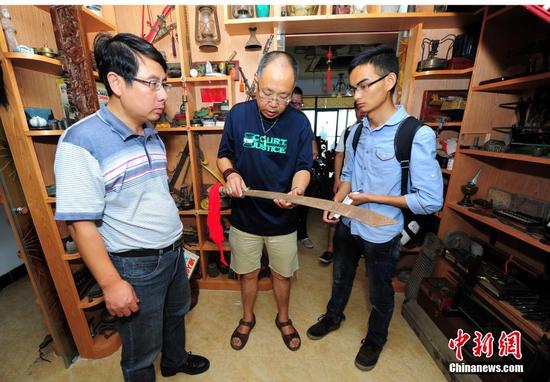 7月20日,“武汉抗战文物收藏第一人”的武汉收藏家许一兵在整理文物藏品。