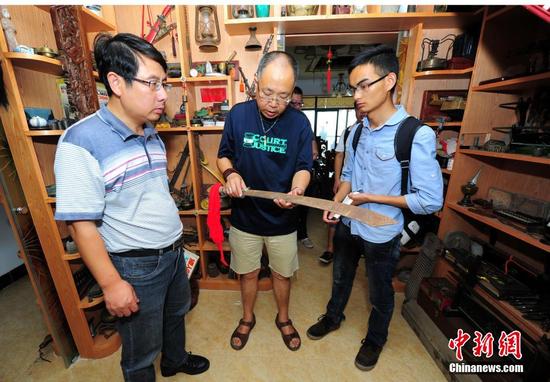 7月20日，“武汉抗战文物收藏第一人”的武汉收藏家许一兵在整理文物藏品。