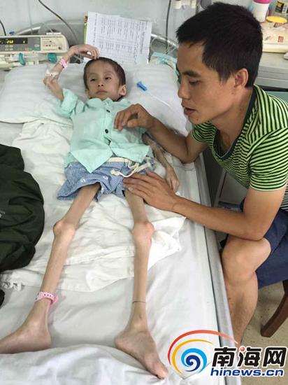 身患重病的乐乐,体重只有20斤。