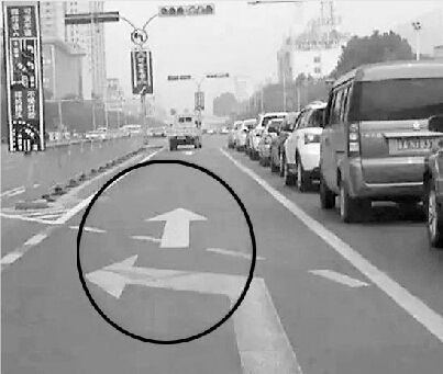 經十(西向東)緯十二路口，有網友表示被道路標線誤導。