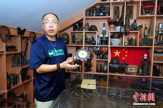 7月20日，“武漢抗戰文物收藏第一人”的武漢收藏家許一兵在整理文物藏品。