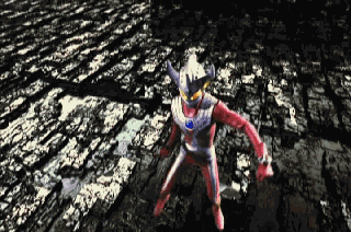 轻解罗裳裙摆飞扬 奥特曼穿上靓丽时装刷新童年