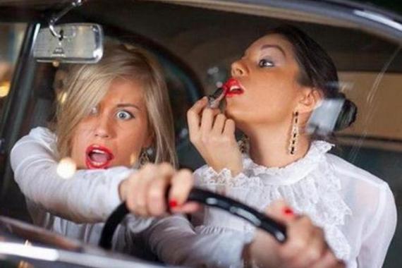 哭!男子驾车被两女司机撞5次 