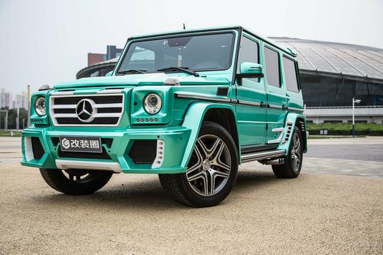 性感车模坐拥改装蒂凡尼奔驰G63 AMG