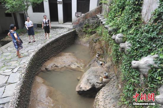 7月20日，浙江省临安市太湖源景区内拍摄的十二生肖兽首石雕像。