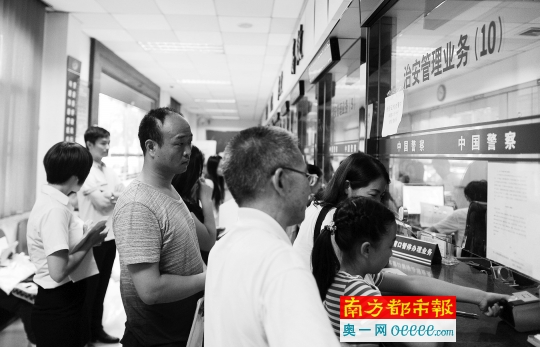 昨日下午,东莞市公安局南城分局综合办证厅,办理入户手续的市民在窗前排队。南都记者 梁清 摄