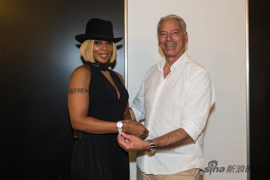 帕玛强尼CEO Jean-Marc Jacot 向美国歌手Mary J Blige赠送蒙特勒爵士音乐节纪念表款
