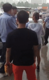 20日中午，有视频在网络上热传，称有人在山东临沂汽车站拍到惊人一幕，几名警察执法时与一男子相互推搡，最后该男子被警察拿枪指头。