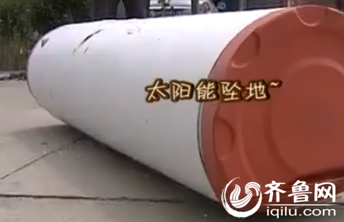 太陽能從7樓墜落后,水桶滾落在地上(視頻截圖)