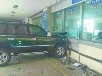 越野車撞上柜臺