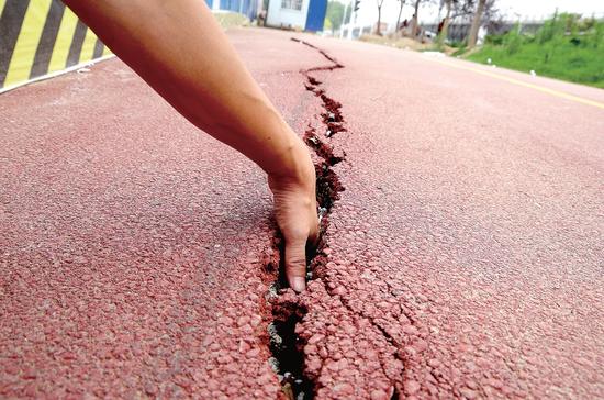 鄭州西三環(huán)又現(xiàn)20米長(zhǎng)裂縫 能放進(jìn)手掌