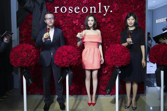roseonly上海静安嘉里中心开新店 携手杨幂共襄