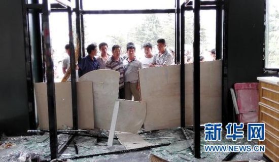 爆炸點(diǎn)附近一處店面正門(mén)玻璃被震碎一地（7月21日攝）。 新華社記者 周科 攝
