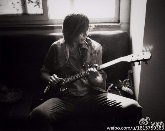 张亚东叼烟弹吉他