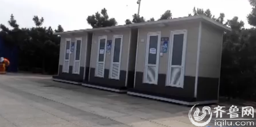 万平口海水浴场的海边有一环保公厕,除了两个贴着设备维修的字样,剩下的环保公厕门都打不开(视频截图)