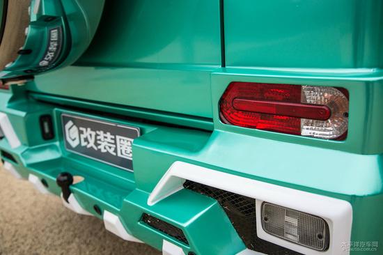 性感车模坐拥改装蒂凡尼奔驰G63 AMG