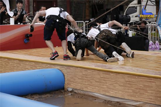 朱亚文“拎起”郭敬明