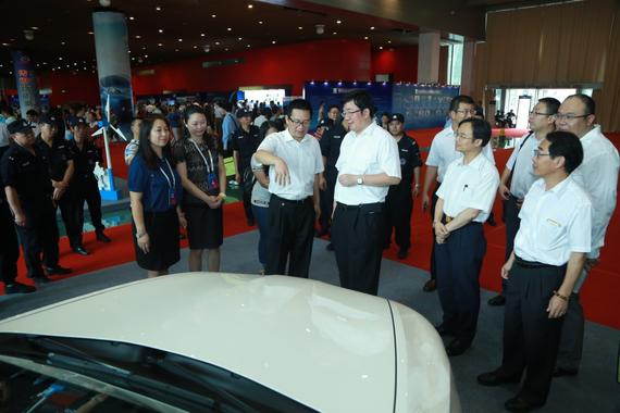 广汽乘用车总经理吴松向广州市工业和信息化委员会副书记易鸣介绍传祺新能源产品与技术