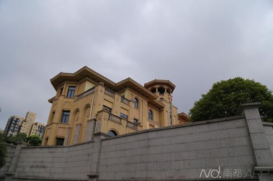 邹勇在萍乡市的别墅，建好后一直大门紧闭，没有入住过。南都记者 嵇石 实习记者 宋凯欣 王伟凯 摄